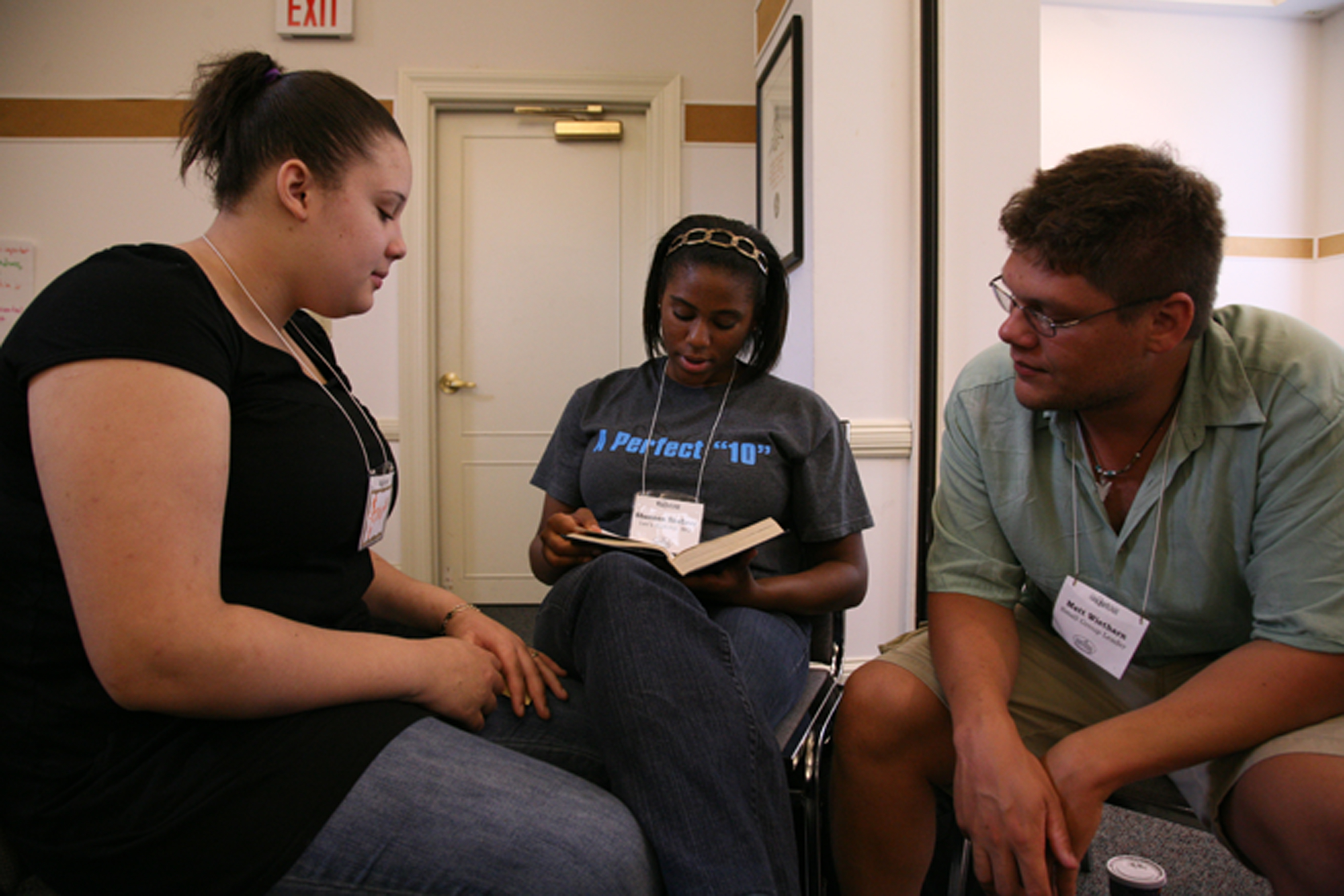Young people engage in Bible study during the United Methodist Seminar Program on National/International Affairs sponsored by the General Board of Church and Society. Photo courtesy of Church and Society. 
