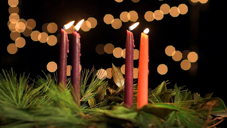 4개의 초와 함께 대강절 화환은 대강절을 기념합니다. 사진 케서린 베리 (Kathleen Barry), 연합감리교회 공보부