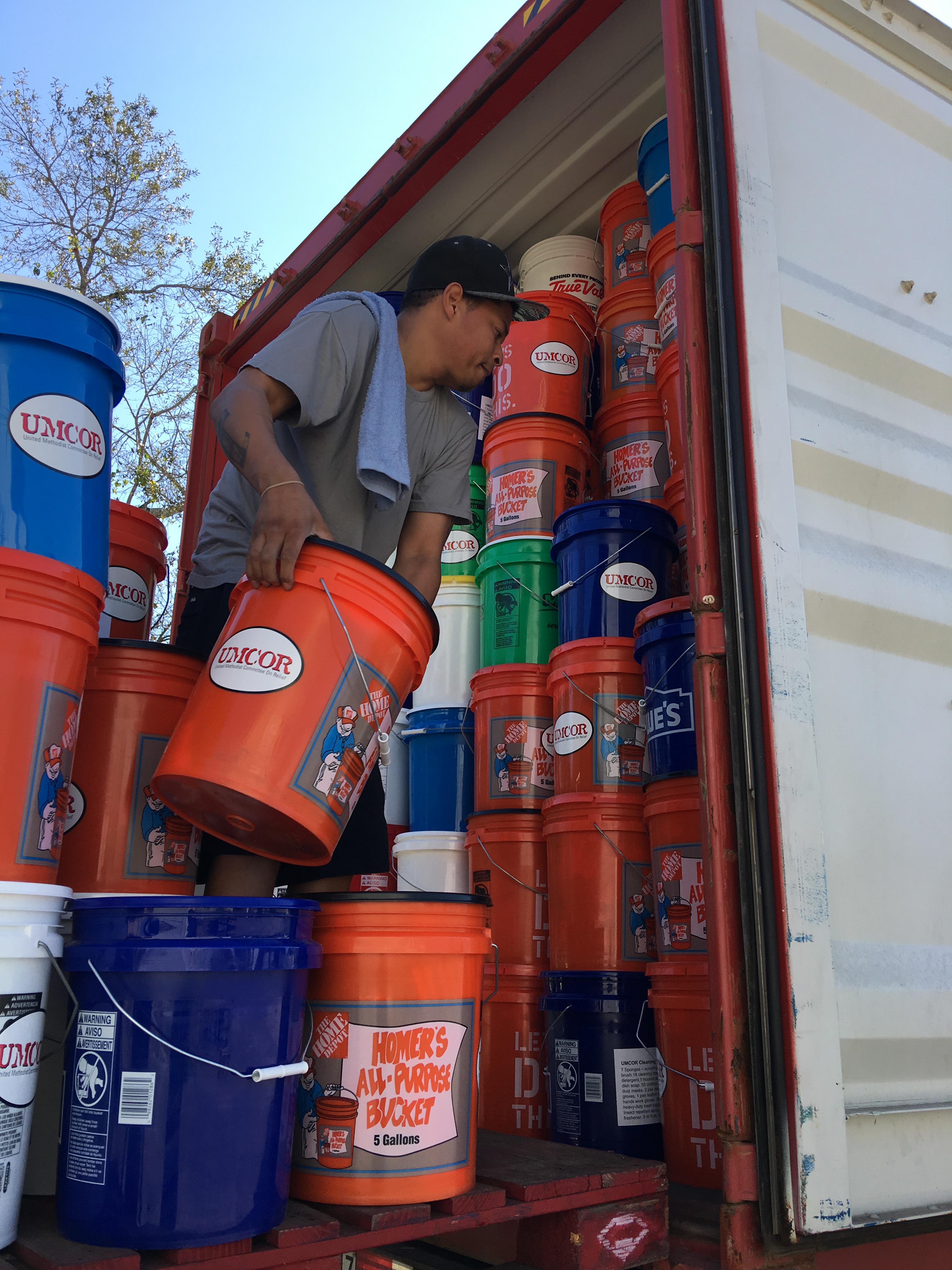 Kim Provost, Jr., personal de la bodega UMCOR Sager Brown carga una camioneta con equipos de limpieza dirigidos a Puerto Rico. FOTO: UMCOR SAGER BROWN DEPOT