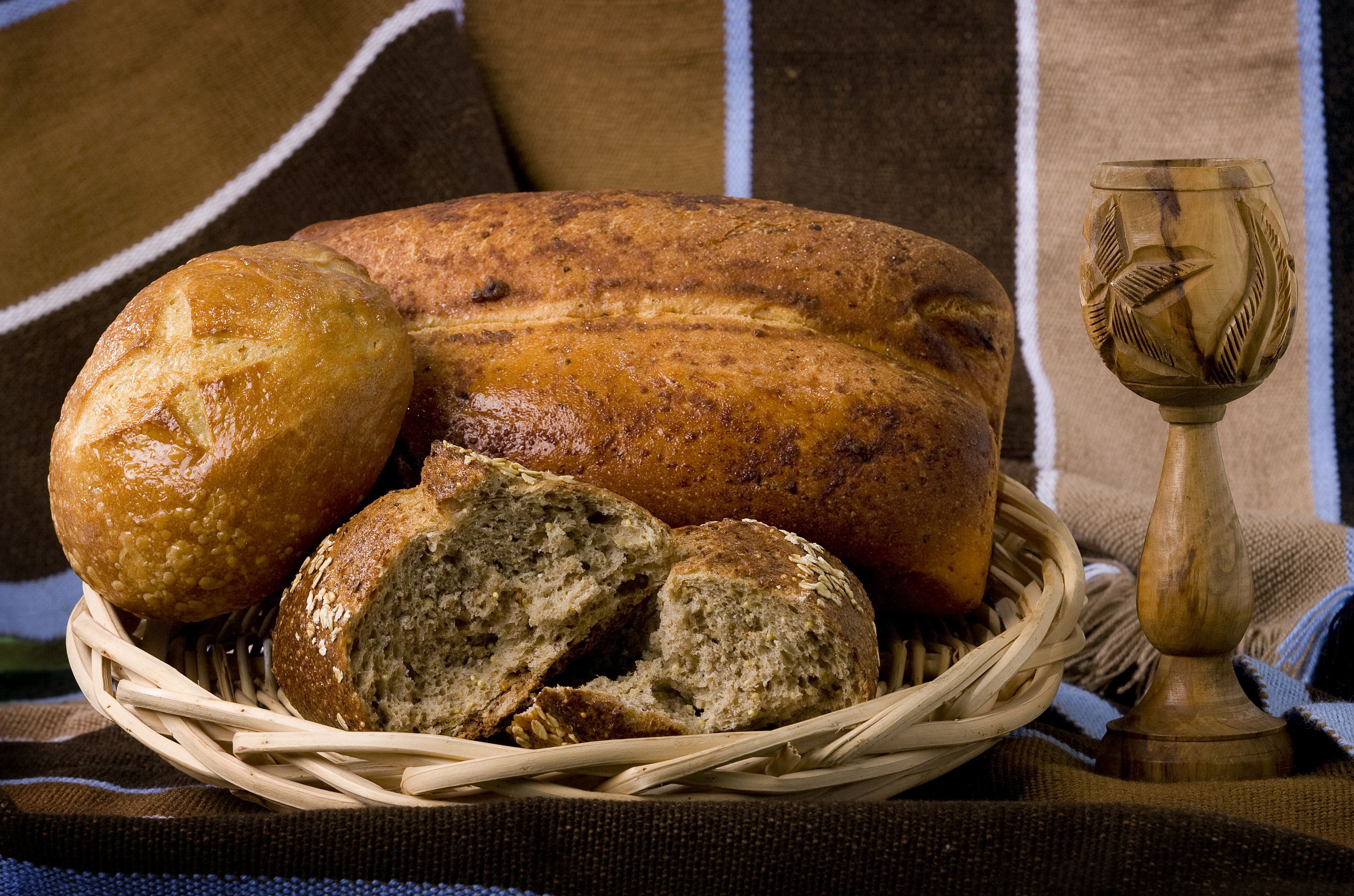 According to THIS HOLY MYSTERY, The United Methodist Church’s official document on communion, “The Lord’s Supper reminds us that Jesus Christ is the host and that we participate at Christ’s invitation.” File photo by Mike DuBose, UMNS.