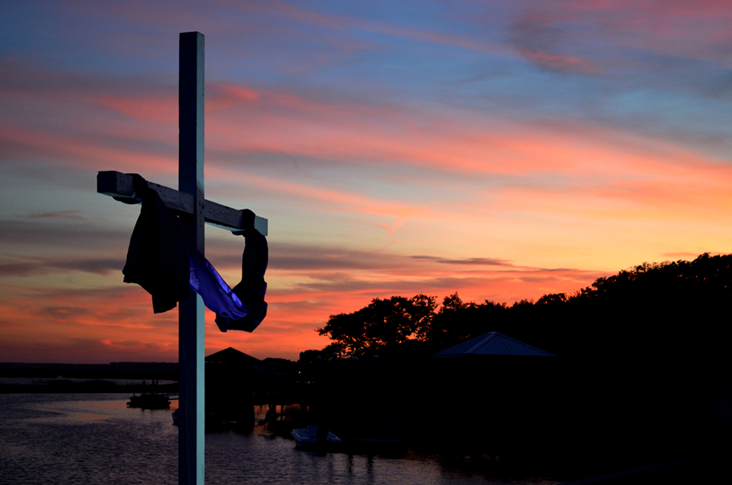 Foto de la cruz afuera de la Iglesia Metodista Unida Belin Memorial al atardecer. Foto cortesía de Austin Bond Photography.
