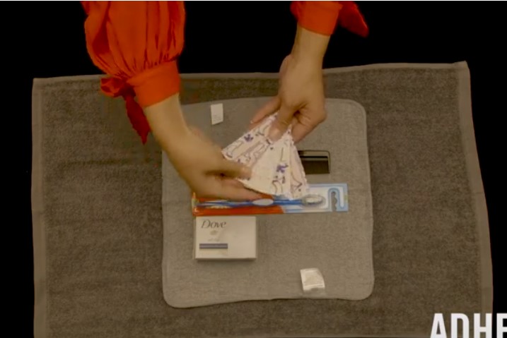 Montaje de estuche de higiene personal.