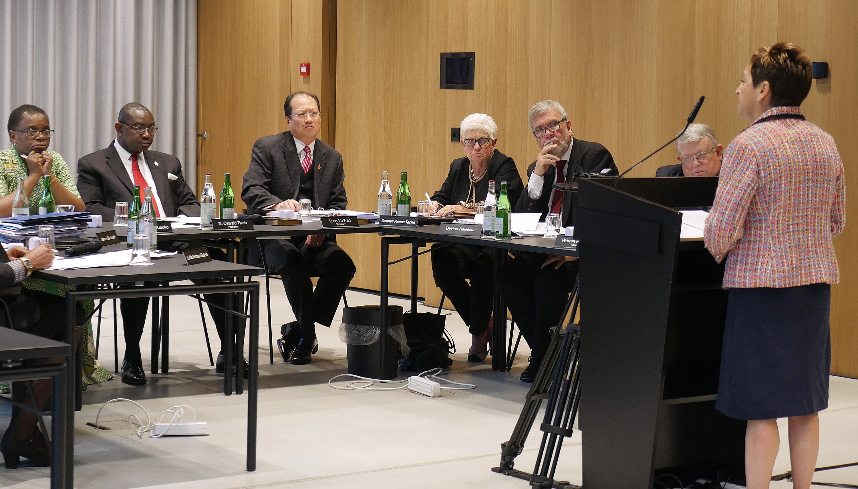 Miembros del Concilio Judicial durante su reunión de julio de 2018 en Zurich, Suiza, escuchan una presentación de la Obispa Cynthia Fierro Harvey. Foto cortesía de Diane Degnan)