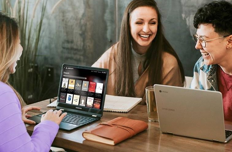 Grupo usando los recursos de Amplify. Foto cortesía de La Casa Metodista Unida de Publicaciones.