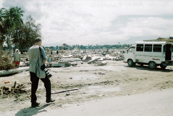 UMNS photographer Mike DuBose covering the Asian tsunami of 2005 in Banda Aceh, Indonesia. Photo courtesy of United Methodist Communications.