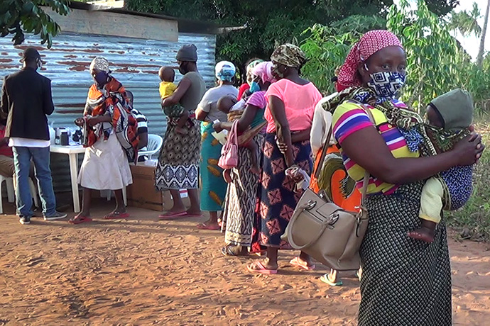 During consultations in Mabumbuza, Mozambique, mothers wait in line with their young children to receive medication at a mobile clinic led by The United Methodist Church in partnership with the Mozambique Ministry of Health. Photo by António Wilson, UM News.