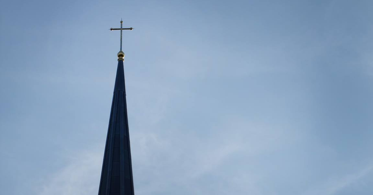 달라스에 위치한 남감리교대학교의 퍼킨스 신학대학원 예배당의 첨탑 꼭대기의 십자가. 사진: 캐서린 베리, 연합감리교회 공보부. 