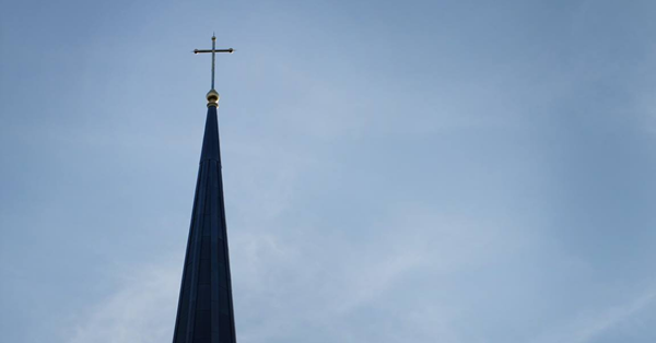 달라스에 위치한 남감리교대학교의 퍼킨스 신학대학원 예배당의 첨탑 꼭대기의 십자가. 사진: 캐서린 베리, 연합감리교회 공보부.