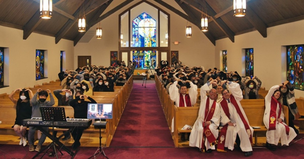 시카고 예수사랑교회의 145명 등록 교인이 정식 인가 예배를 드린 후 하트 포즈를 취하고 있다. 사진: 북일리노이 연회 제공.