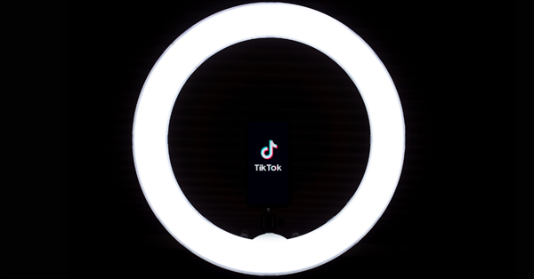 처음에는 이상하게 보이겠지만, 한 달 10억 명 이상의 사용자를 가진 틱톡을 교회에서 사용하면 교인들을 참여시키고 더 많은 사람에게 교회를 홍보하는 좋은 방법이 될 수 있다. 사진: 솔른 페이사, 언스플레쉬.