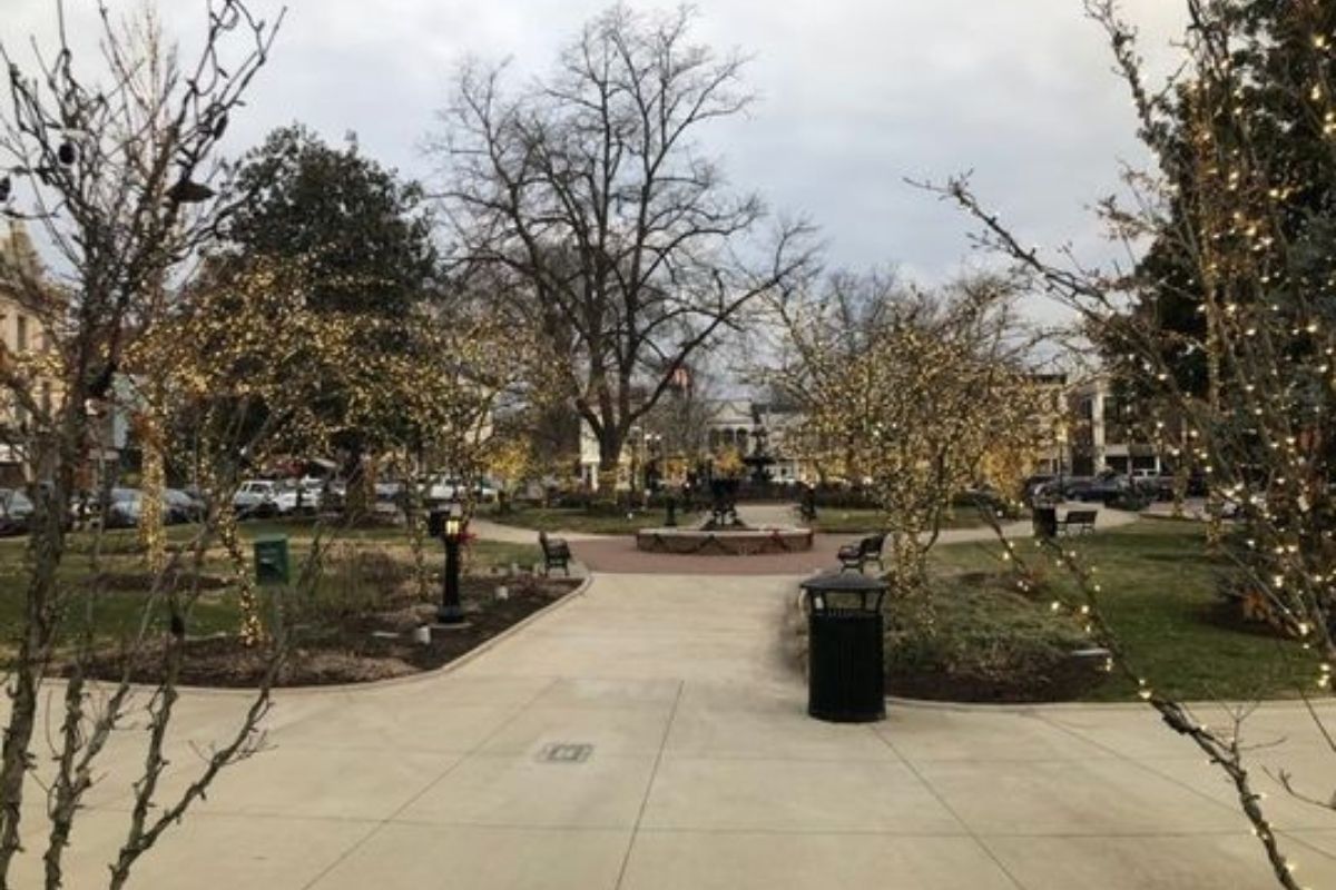 Bowling Green's town square. (Photo by Craig Catlett.)