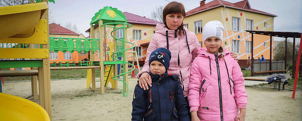 Photo: Irina and her two children in the playground at the shelter in Batiovo, Ukraine. Dániel Fakete/Okumenikus Segélyszervezet: HIA