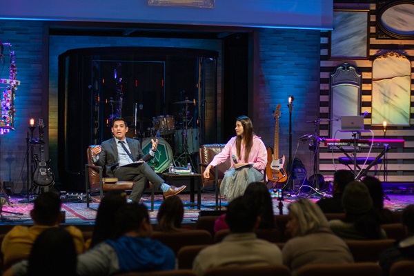Rev. Rangel leads worship during Custer Road en español's launch February 5, 2023 in the Dallas-Fort Worth area. Image courtesy of Custer Road UMC.