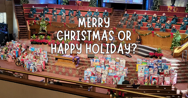 네쉬빌 그리스도교회의 단상에는 성탄절 소외된 이웃들에게 나누어줄 선물로 가득 찼다. 사진: 오천의, 연합감리교회 공보부.