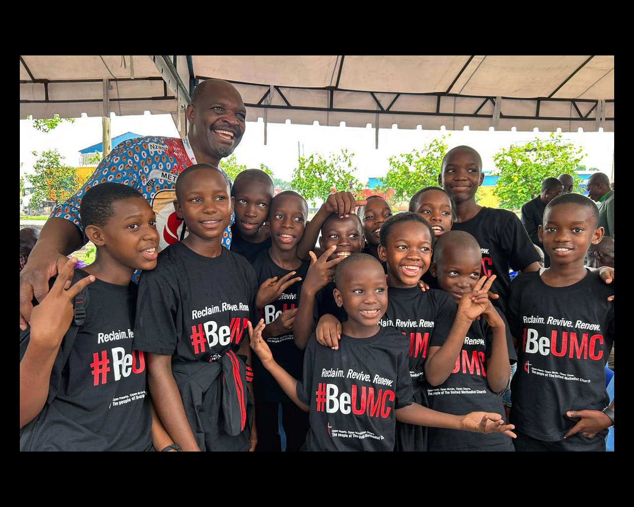 Le Révérend Lloyd Nyarota sourit à un groupe d’enfants de l’église Changombe First United Methodist à Dar es Salaam, en Tanzanie, lors de la réunion du Forum Méthodiste Uni d’Afrique du 4 au 7 janvier. L’orientation a permis à 190 délégués de discuter des problèmes préoccupant l’Église en Afrique avant la Conférence Générale. Photo de Révérend Lloyd Nyarota. Le Révérend Lloyd Nyarota sourit à un groupe d’enfants de l’église Changombe First United Methodist à Dar es Salaam, en Tanzanie, lors de la réunion du Forum Méthodiste Uni d’Afrique du 4 au 7 janvier. L’orientation a permis à 190 délégués de discuter des problèmes préoccupant l’Église en Afrique avant la Conférence Générale. Photo de Révérend Lloyd Nyarota.