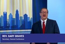 El Rev. Gary Graves, secretario de la Conferencia General, comparte con los/as delegados/as lo que pueden esperar cuando la asamblea legislativa internacional de la denominación se reúna del 23 de abril al 3 de mayo en Charlotte, Carolina del Norte. Graves y Comunicaciones Metodistas Unidas organizaron conjuntamente una orientación en línea para delegados/as y otras personas, del 29 de febrero al 1 de marzo. Captura de pantalla cortesía de Comunicaciones Metodistas Unidas vía Zoom por Noticias MU.