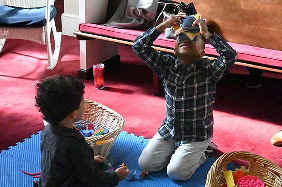 Des enfants jouent avant le début du culte dominical, le 10 mars, dans l'« aire de jeu de prière » de l'église méthodiste unie Bethany, à Smyrna, en Géorgie. Photo de Jim Patterson, UM News.