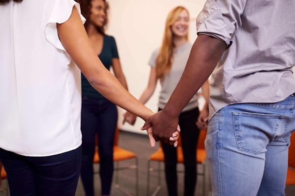 Commencer votre réunion par la prière aide le groupe à se concentrer sur le but de leur travail.