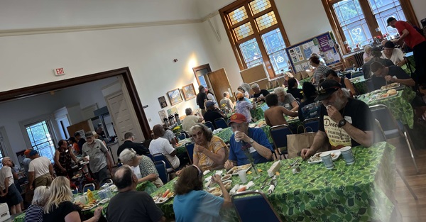 Toda quarta quinta-feira do mês, o Mary Taylor Memorial UMC oferece um jantar comunitário gratuito. Foto cortesia de Rachel Merva.