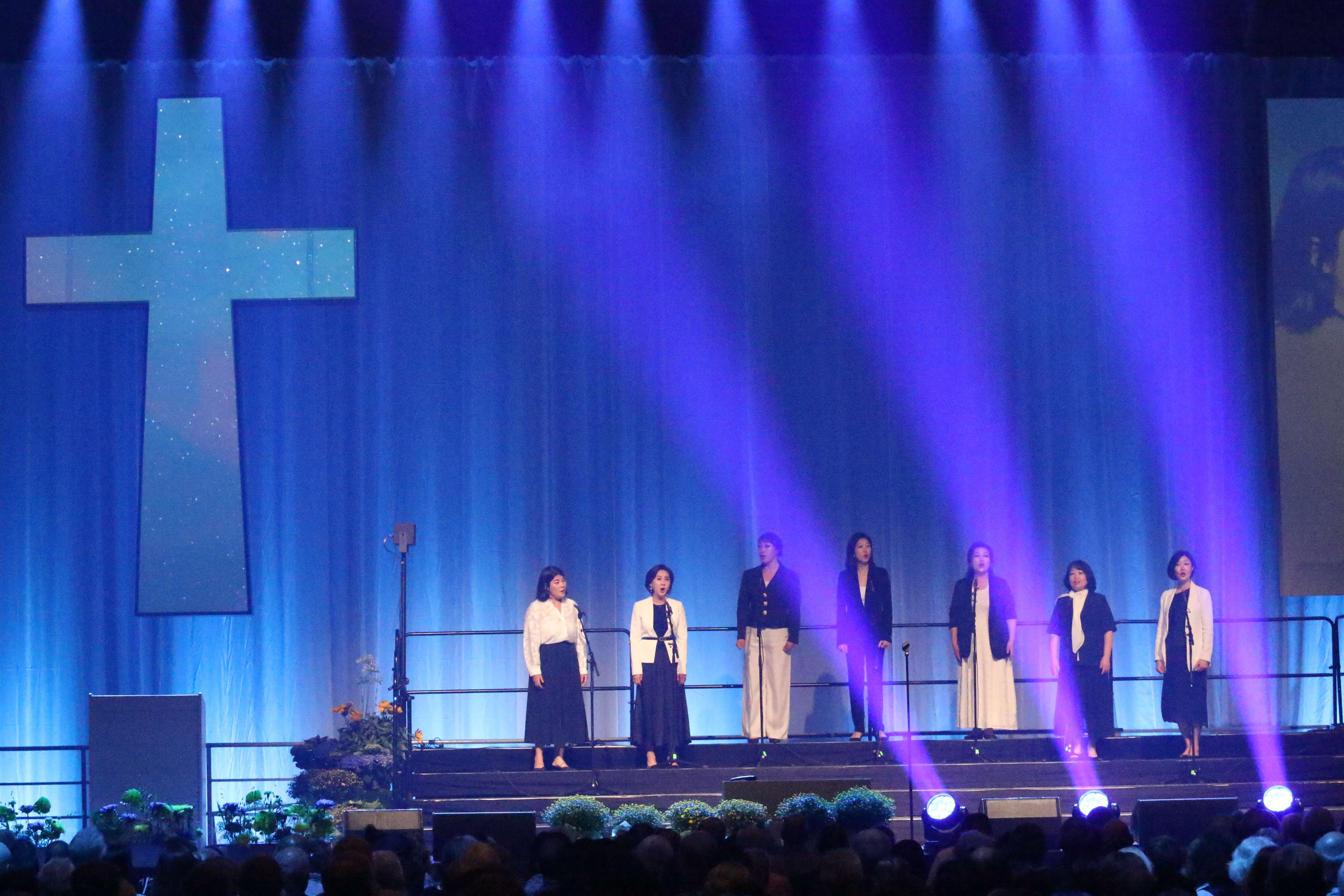 2024년 8월 14일 스웨덴 예테보리에서 열린 세계감리교대회에서, 세계감리교협의회는 한반도 평화 증진을 위한 노력에 동참하고 이를 지지하는 한반도 결의안을 채택했다.  사진은 2024년 8월 14일 스웨덴 예테보리에서 열린 22차 세계감리교대회 개회 예배에서 찬양을 인도하는 한국 광림교회 중창단의 모습. 사진, 김응선 목사, 연합감리교뉴스.