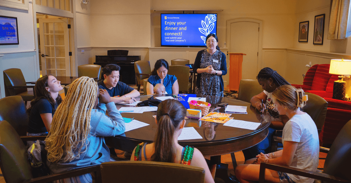 사진: 송 목사가 대학생들과 성경공부 후 기도를 하고 있다. 송 목사 제공.
