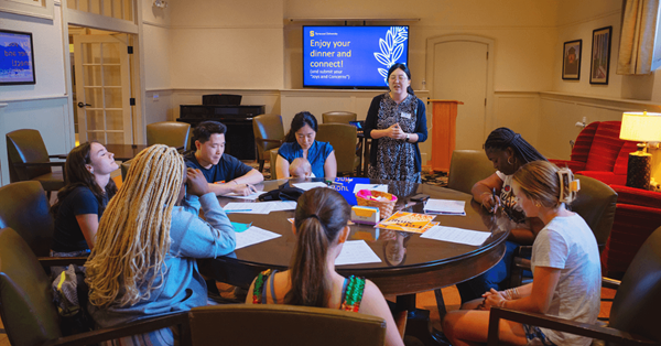 사진: 송 목사가 대학생들과 성경공부 후 기도를 하고 있다. 송 목사 제공.