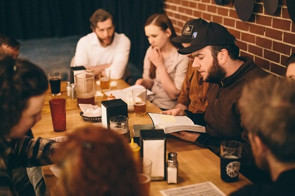Luke Edwards dirige un rassemblement d’expression fraîche dans un pub local. Avec l’aimable autorisation de Luke Edwards