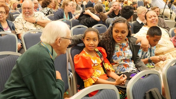Participantes da conferência de todas as idades discutem durante a Conferência Anual Califórnia-Nevada. Foto de Koua Vang, Conferência Anual Califórnia-Nevada Participantes da conferência de todas as idades discutem durante a Conferência Anual Califórnia-Nevada. Foto de Koua Vang, Conferência Anual Califórnia-Nevada