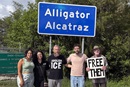 O Rev. Andy Oliver (centro), pastor da Igreja Metodista Unida de Allendale em São Petersburgo, Flórida, posa com outros manifestantes em frente ao chamado "Alligator Alcatraz", um centro de detenção nos Everglades onde suspeitos de serem imigrantes indocumentados estão detidos. Oliver afirma que seu objetivo é "conscientizar e ajudar a divulgar as histórias de pessoas que, na minha opinião, nossa cidade está tratando com crueldade". Foto cortesia do Rev. Andy Oliver.
