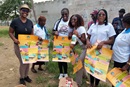 Tapiwanashe Moreblessing Manyeza (à gauche) et des jeunes de la Conférence de l'Angola occidental participent à une campagne éducative à Luanda, en Angola, en réponse à une épidémie de choléra en janvier. Travaillant avec le département de la santé de l'Église en tant que membre de Global Mission Fellow, Manyeza s'est associé au Conseil des Églises d'Angola pour aider à identifier les communautés à visiter afin de sensibiliser la population à l'épidémie et de distribuer des brochures et des kits d'hygiène. Photo gracieusement fournie par Tapiwanashe Moreblessing Manyeza.