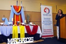 Durante la ceremonia inaugural, el altar preparado por los ministerios hispano-latinos de la Conferencia Anual del Norte de Illinois, ofreció una muestra de elementos sacramentales y colores como expresión litúrgica de la diversidad de razas, culturas, interpretaciones teológicas, edades y géneros que integran MARCHA. A la derecha el culto de apertura la Dra. Emma Escobar, Presidenta de MARCHA. Foto Rev. Gustavo Vasquez, Noticias MU.