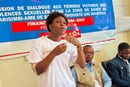Une femme prend la parole lors d'une séance de dialogue à Goma, au Congo, visant à aider les survivantes de violences sexuelles à guérir et à entrer en contact avec d'autres personnes confrontées au même traumatisme. Ces ateliers s'inscrivent dans le cadre d'un programme méthodiste unifié qui offre un soutien psychologique et une formation professionnelle aux femmes touchées par la violence et l'insécurité dans la région. Photo gracieusement fournie par le Conseil de Santé de la Région Episcopale de l'Est du Congo.
