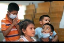 El operativo de ICE ofrece $2,500 a los/as niños/as detenidos, para que se auto-deporten y regresen a sus países de origen. En la foto de archivo niños/as oran durante el culto en el albergue para migrantes Camino de Salvación en Tijuana, México. Foto de Mike DuBose, Noticias MU.