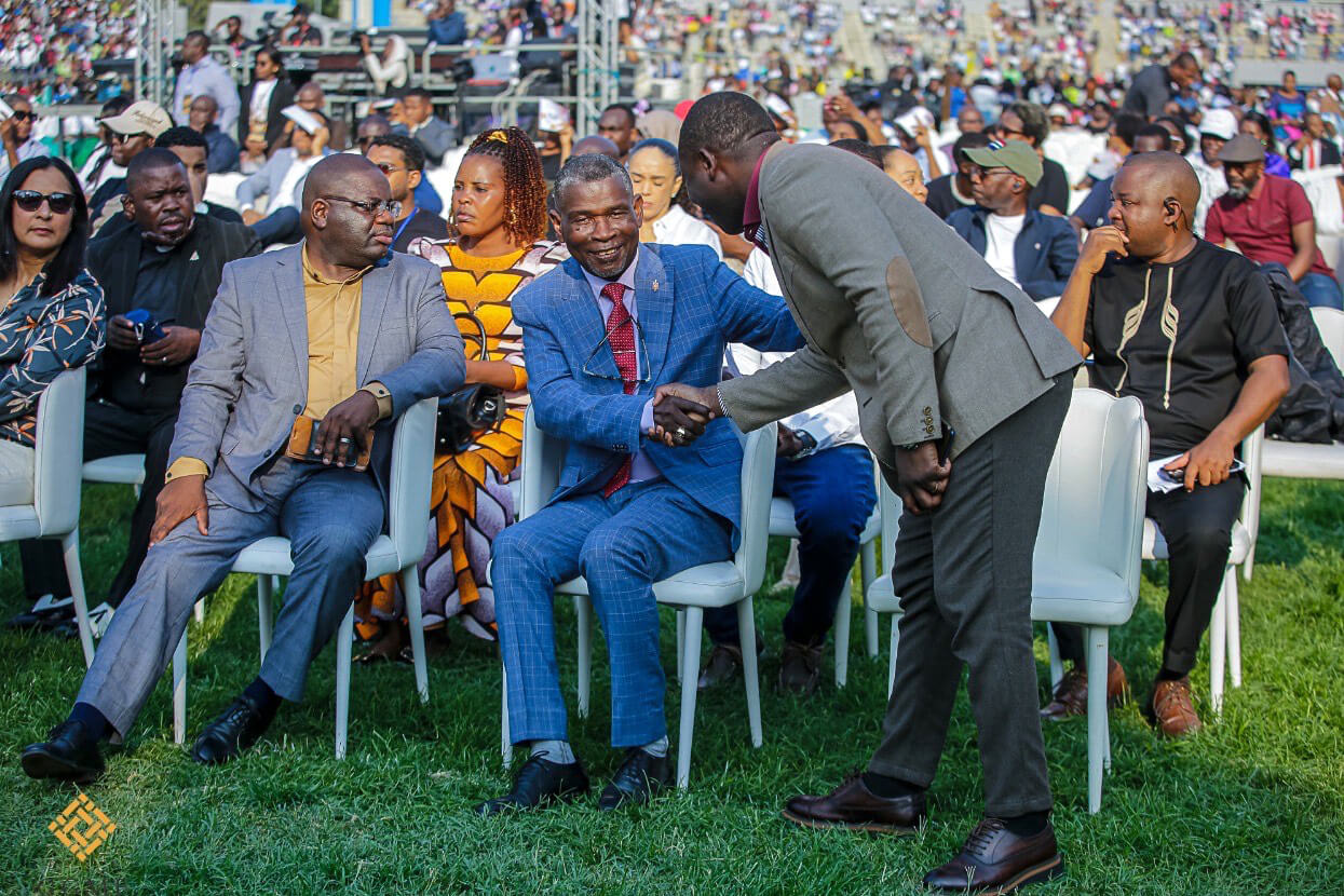 Bispo Gaspar Domingos (à direita), Revdo. Agostinho Baião (à esquerda), Presidente da Comissão do Episcopado, durante a 3ª edição do Festival Ecos do Metodismo. Foto cortesia de Ecos do Metodismo.