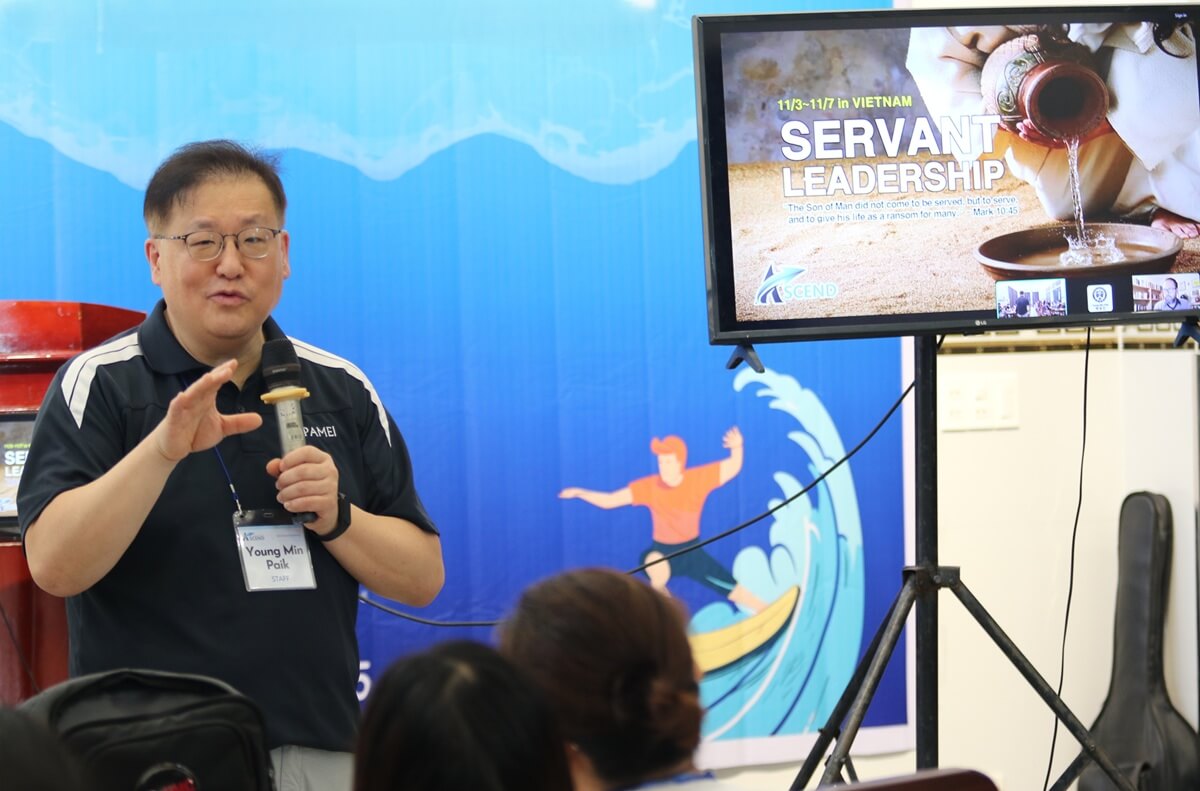 연합감리교회 고등교육사역부 한국 허브 디렉터 백영민 목사가 11월 3일부터 7일까지 열린 아시아 감리교 청년 리더십 훈련  ‘ASCEND 2025’에서 강의하고 있다. 이번 훈련에는 캄보디아, 라오스, 몽골, 베트남 등 아시아 4개국에서 온 청년 감리교인들이 참여했으며, ‘섬김의 리더십은 멋진 아이디어가 아니라 삶으로 실천하는 것’이라는 메시지 아래 예배, 학습, 소그룹 토의 및 실습 등 다양한 프로그램을 함께했다. 사진, 김응선 목사, 연합감리교뉴스.