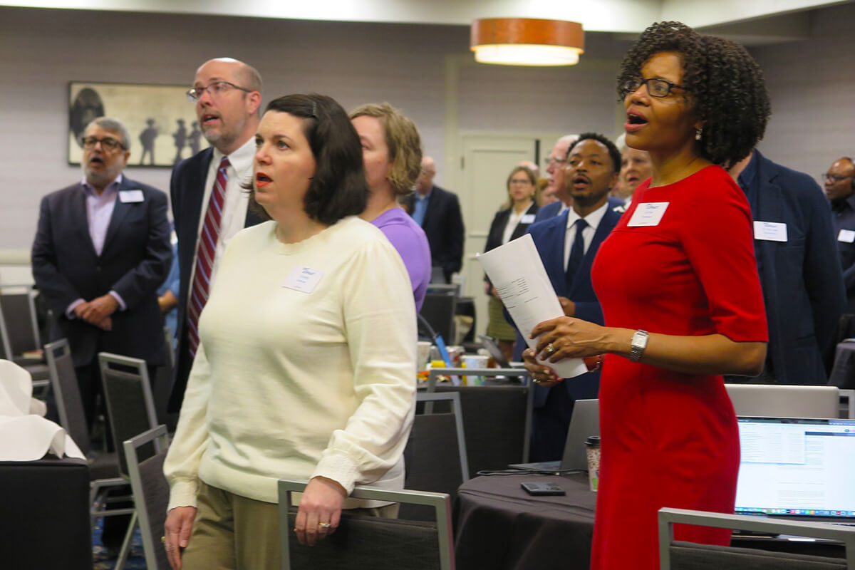 Miembros de la junta directiva de la agencia financiera de La Iglesia Metodista Unida cantaron “Grande es tu fidelidad” durante el culto de apertura de su reunión el 14 de noviembre en Nashville, Tennessee. Durante la reunión, la junta analizó las dificultades financieras de la denominación y aprobó el presupuesto 2026 para los ministerios de toda la denominación. La junta también escuchó un informe sobre fuentes alternativas de ingresos adicional a las ofrendas. Foto de Heather Hahn, Noticias MU.