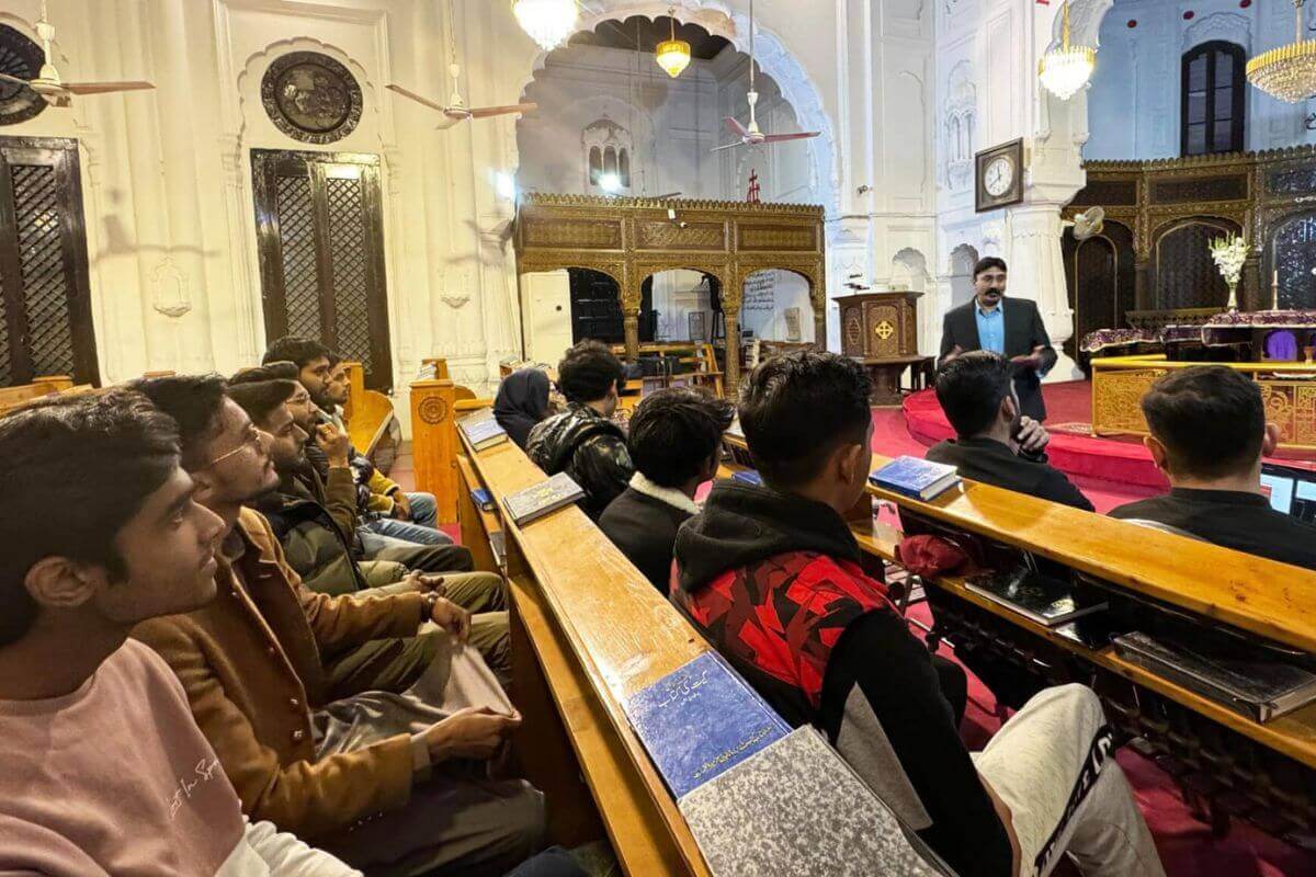  Insar Gohar (standing) leads a study session in his church. Photo courtesy of Insar Gohar.
