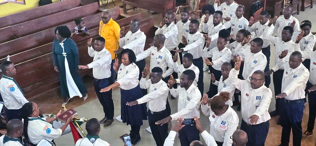 Escuteiros Metodistas fazendo o juramento de escuta no templo da Igreja Metodista Unida do Redentor em Luanda. Foto de Orlando da Cruz, Notícias MU.