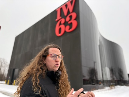 La Revda. Hannah Kardon, pastora metodista de la Iglesia Unida de “Rogers Park”, fue empujada, lanzada al suelo, esposada y arrestada por la policía de Illinois, el 17 de octubre de 2025, cuando manifestaba pacíficamente frente al centro de detención en Broadview. Foto Rev. Gustavo Vasquez, Noticias MU.