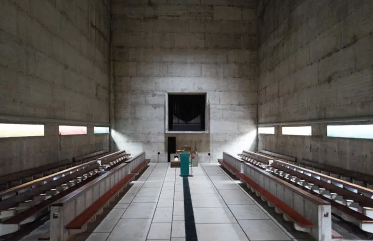 이형규 목사가 중세 순례길의 마지막 여정으로, 유럽 현대 건축의 거장 르코르뷔지에의 생애 마지막 작품이자 2016년 유네스코 세계유산으로 등재된 라투레트 수도원을 찾았다. 사진은 라투레트(La Tourette) 수도원 내 수도사들이 양쪽으로 나뉘어 챈트로 예배드리는 예배당이다. 사진 제공, 이형규 목사.