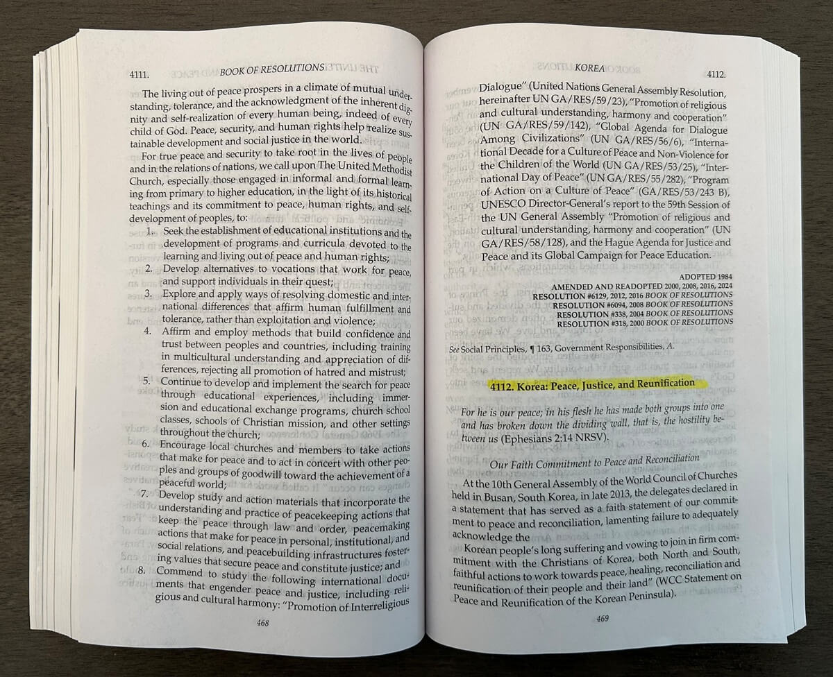 사진은 2020/2024 결의안집 469페이지에 실린 '한반도 평화, 정의, 통일에 관한 결의안' 첫 부분이다. 이 결의안은 연합감리교회 한인총회 평화위원회, 총회세계선교부, 총회사회부가 오랜 기간 연대하여 준비했으며, 사회적 입장과 발언을 담당하는 연합감리교회 사회부가 총회에 제출했다. 사진, 김응선 목사, 연합감리교뉴스.