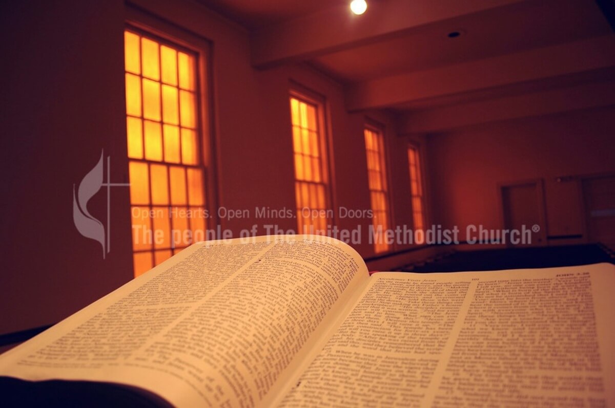 테네시주 내쉬빌에 있는 글렌데일 연합감리교회 제단 위에 놓인 성경 위로 호박색 스테인드글라스 빛이 은은하게 비치고 있다. 연합감리교회를 비롯한 여러 교단은 성금요일 예배에 새로운 성서일과를 사용할 것을 권면했다. 사진, 스티븐 어데어, 연합감리교 공보부. 