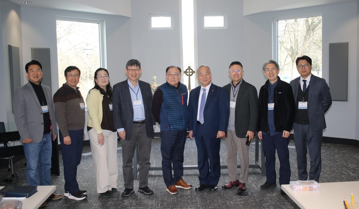정희수 감독이 치리하는 서오하이오 연회(West Ohio Conference) 사무실에서 연합감리교회와 한인선교구협의회 연석 모임이 열렸다. 현장에는 (왼쪽부터) 김관영 목사, 이형재 목사, 이푸르메 목사, 홍삼열 목사, 안명훈 목사, 정희수 감독, 장학순 목사, 이종민 목사, 권혁인 목사가 참석했다. 또한 김영봉 목사, 이훈경 목사, 전주연 목사, 이에린 사무장은 온라인(Zoom )으로 함께했다. 사진, 김응선(Thomas E. Kim), 연합감리교뉴스.