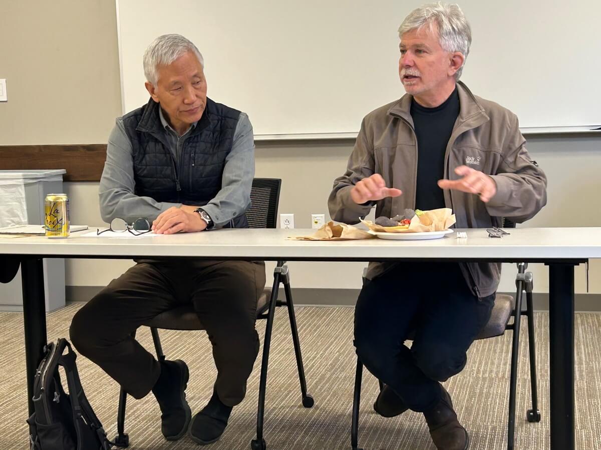 2026년 3월 31일, 테네시주 내쉬빌에 소재한 밴더빌트 신학대학원에서 열린 강연에서 웬들랜드-쿡(Wendland-Cook) 종교와정의프로그램 디렉터인 요르그 리거(Joerg Rieger) 교수가 권진관 교수를 소개하고 있다. 사진, 김응선 목사, 연합감리교뉴스.