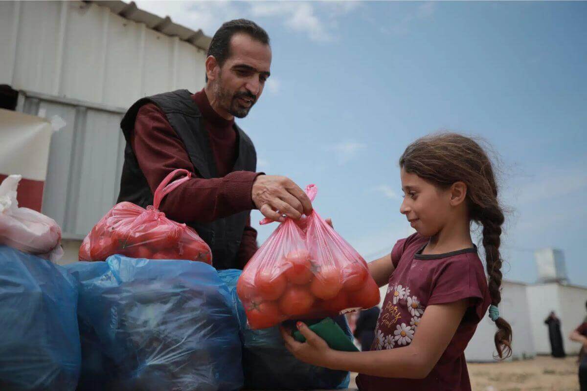 Fresh food distribution to Gazan Internally Displaced People (IDPs) through UMCOR partner United Palestinian Appeal. Photo: UPA