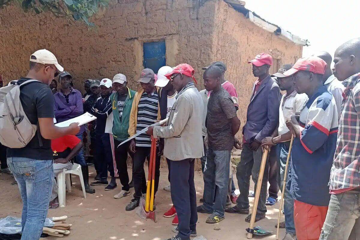 Extension workers oversee the distribution of farming supplies for the Yambasu Agriculture Initiative in the Kimbamba area near Malanje, Angola. Photo courtesy of Gilberto João Augusto Guedes.