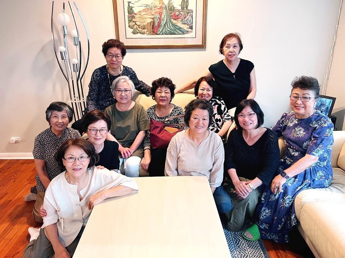 박미숙 목사는 지난 30여 년간 이민자 공동체와 위기에 처한 여성들을 위한 게스트하우스를 통한 사역을 펼쳐 왔다. 샘물의 집을 후원하는 시카고 지역 교회 대표들이 샘물의 집 거실에 회의를 위해 모여 있다. 사진 제공, 샘물의 집.