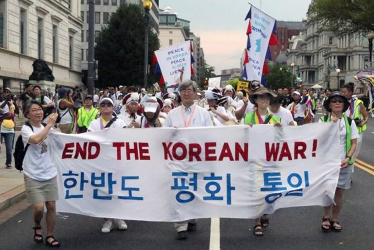 연합감리교회 사회부는 연합감리교인들에게 자신들의 지역구 연방 하원의원에게 연락해 한반도평화법안(H.R. 1841) 발의자로 참여해 달라고 요청했다. 사진은 한국전쟁 정전협정 70주년인 2023년 7월 27일, 미국 워싱턴 D.C.에서 수백 명의 한반도 평화 운동가들이 백악관 앞 라파예트 광장에서 링컨 기념관까지 행진하는 모습이다. 사진, 김응선 목사, 연합감리교뉴스.