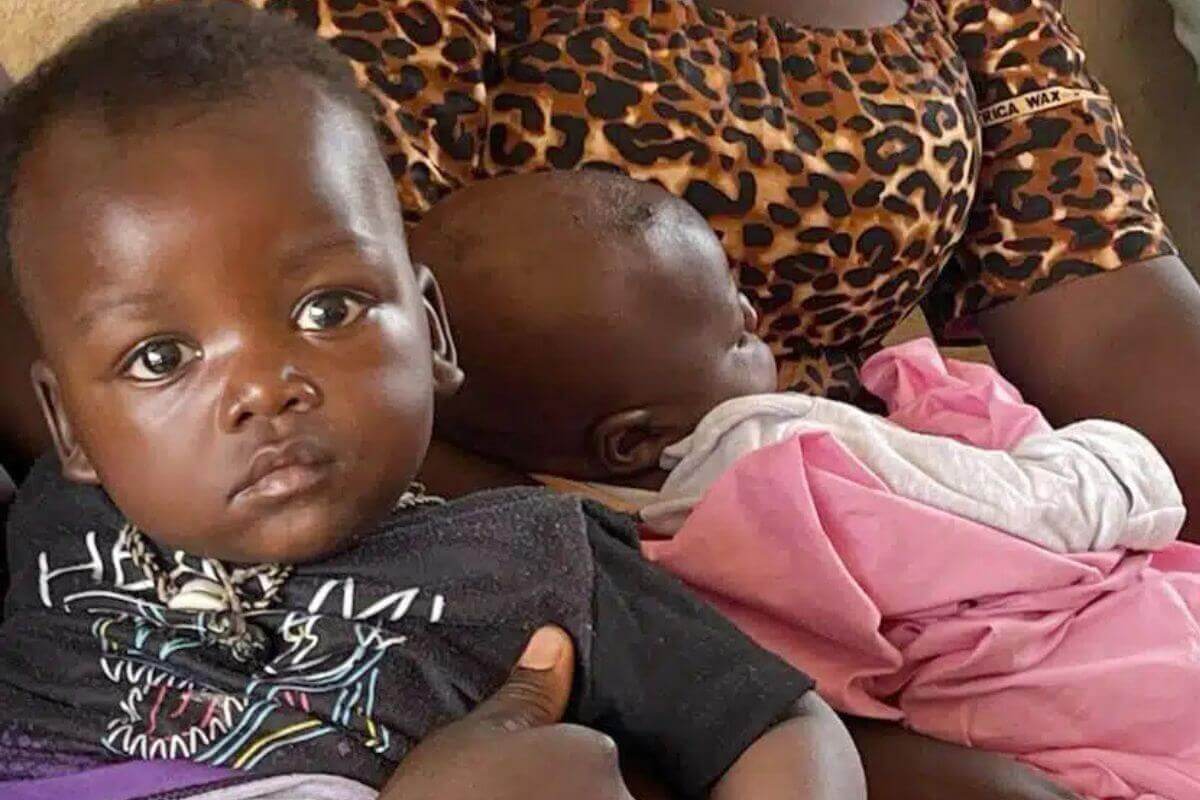 MNCH work at Doris Acton Waiting Area, Sierra Leone. Encouraging breast feeding among new mothers. Photo: Kathleen Griffith