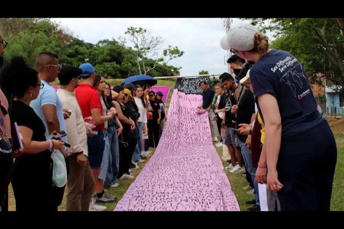 A communal act of remembrance and resistance through inscribing victims’ names on cloth, Siloe, Cali, Colombia. Photo: Jin Yang Kim